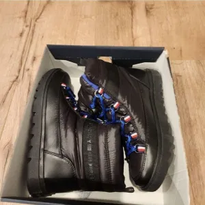 TOMMY HILFIGER Womens Black Quilted Saymina Round Toe Lace-Up Boots Shoes 6 SIZE