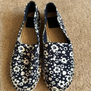 TORY BURCH - LIKE NEW Floral Espadrilles - Size 7