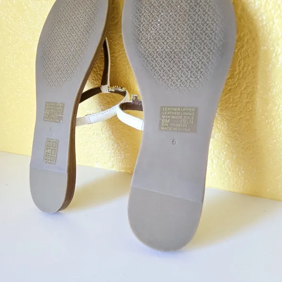 Tory Burch Women's T-Strap Thong Sandals Flats In White Patent Saffiano Size 6M