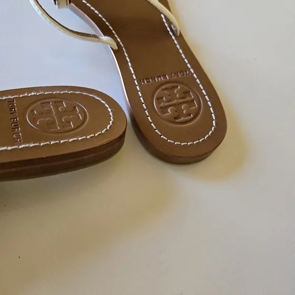 Tory Burch Women's T-Strap Thong Sandals Flats In White Patent Saffiano Size 6M