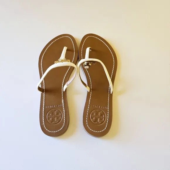 Tory Burch Women's T-Strap Thong Sandals Flats In White Patent Saffiano Size 6M