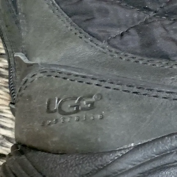 UGG AUSTRALIA 5160 Snowpeak Tall Sheepskin Winter Waterproof Snow Boots Size 7