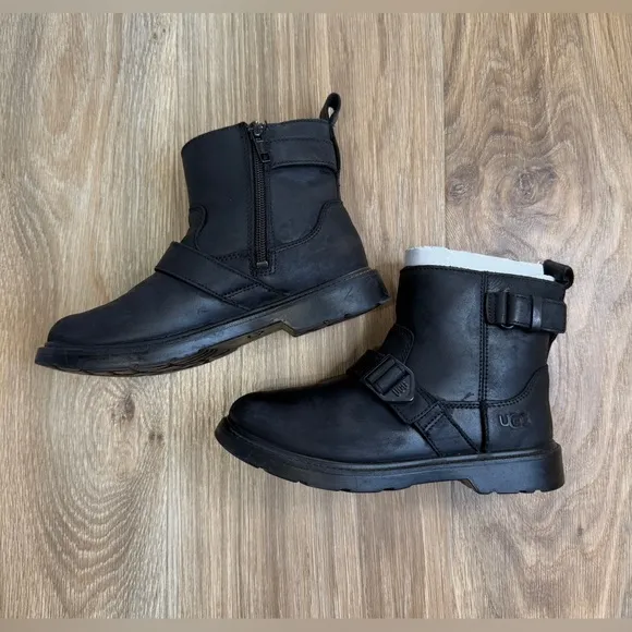 UGG Big Kids Ashton Short Weather Boots Size 2 NWOT