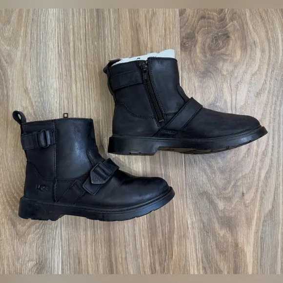 UGG Big Kids Ashton Short Weather Boots Size 2 NWOT
