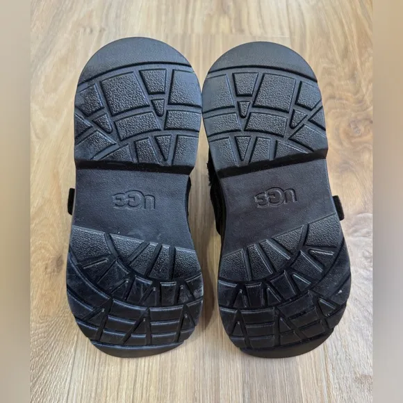 UGG Big Kids Ashton Short Weather Boots Size 2 NWOT