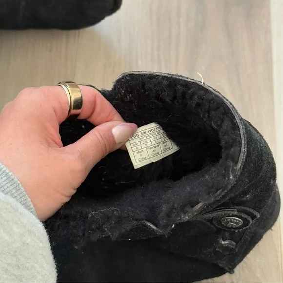 UGG Black Bailey Button II Sheepskin Boots - Cozy &amp; Classic