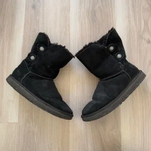 UGG Black Bailey Button II Sheepskin Boots - Cozy &amp; Classic