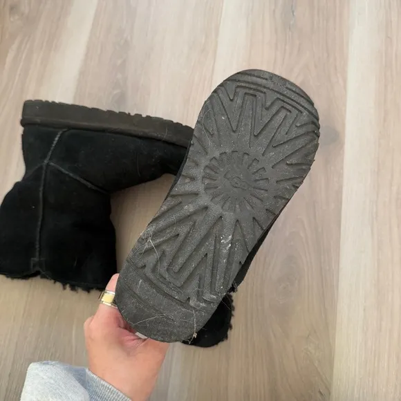 UGG Black Bailey Button II Sheepskin Boots - Cozy &amp; Classic