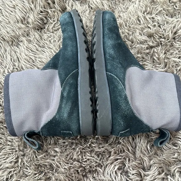 UGG Kids Bayson Boot Size 6 EUC suede winter boot 3M Thinsulate Insulation
