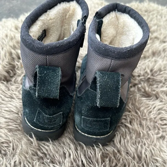 UGG Kids Bayson Boot Size 6 EUC suede winter boot 3M Thinsulate Insulation