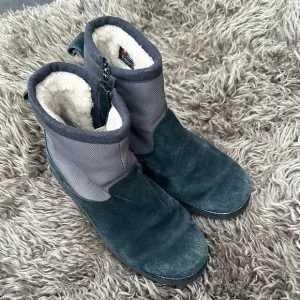 UGG Kids Bayson Boot Size 6 EUC suede winter boot 3M Thinsulate Insulation