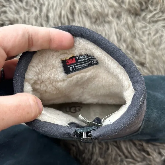 UGG Kids Bayson Boot Size 6 EUC suede winter boot 3M Thinsulate Insulation