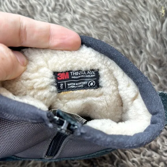 UGG Kids Bayson Boot Size 6 EUC suede winter boot 3M Thinsulate Insulation
