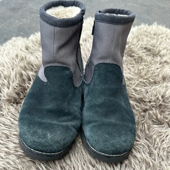 UGG Kids Bayson Boot Size 6 EUC suede winter boot 3M Thinsulate Insulation