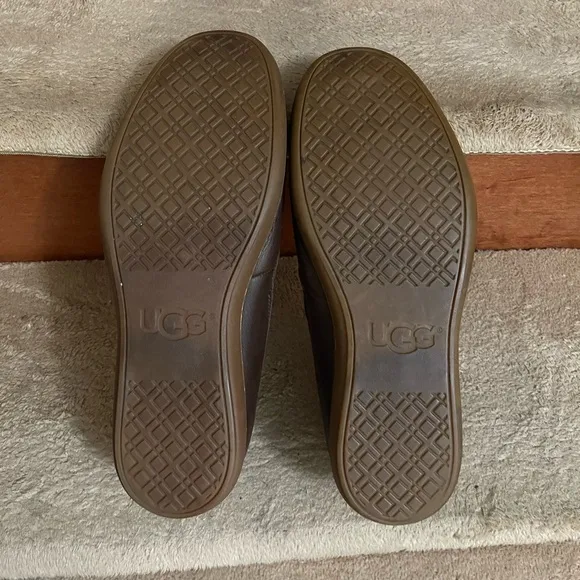 UGG Men's Brown Leather Loafers Size 11 In Excellent Condition