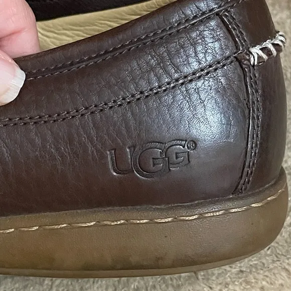 UGG Men's Brown Leather Loafers Size 11 In Excellent Condition