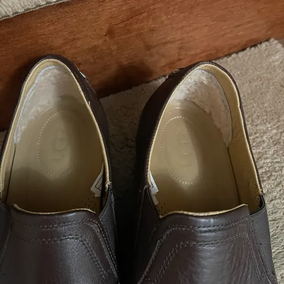 UGG Men's Brown Leather Loafers Size 11 In Excellent Condition