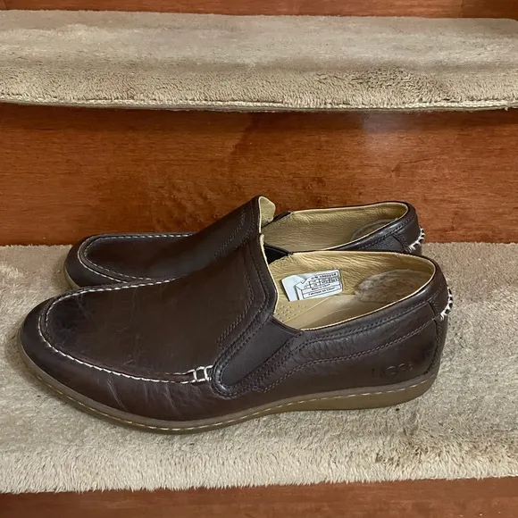 UGG Men's Brown Leather Loafers Size 11 In Excellent Condition