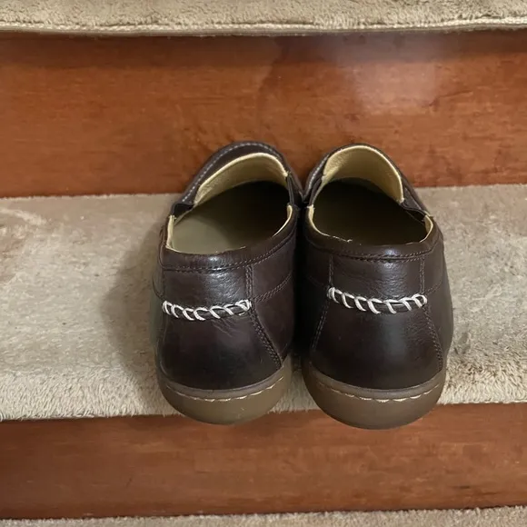 UGG Men's Brown Leather Loafers Size 11 In Excellent Condition