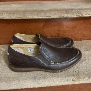 UGG Men's Brown Leather Loafers Size 11 In Excellent Condition