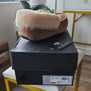 UGG Men's Loafers in Chestnut. Size 9