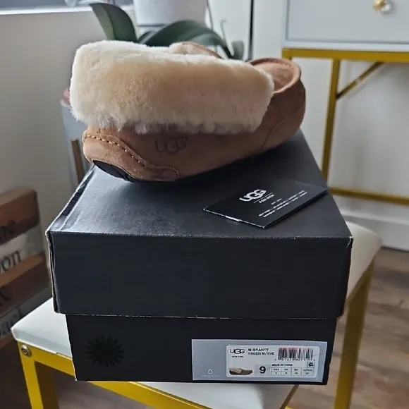 UGG Men's Loafers in Chestnut. Size 9