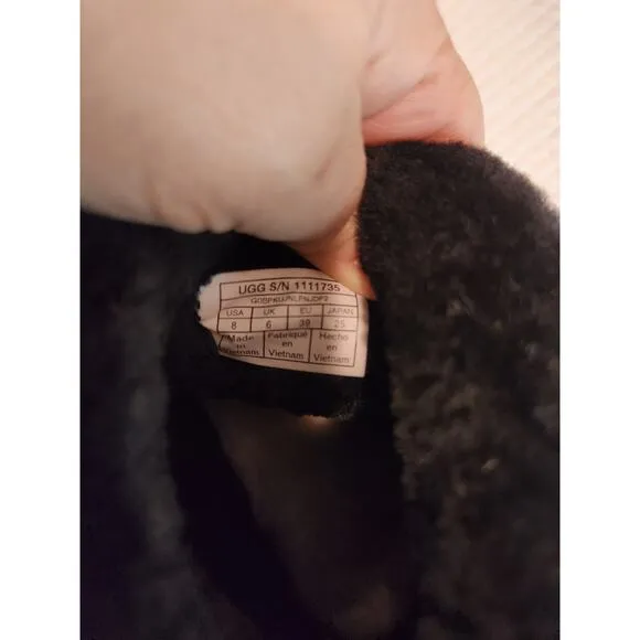 UGG Pluff Mini Quilted Logo Suede Sheepskin Boots Black Women’s Size 8 colorback
