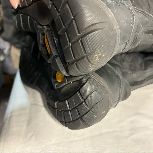 UGG SNOWPEAK Black Sheepskin-Lined Nylon Quilted Waterproof Boots Vibram Sz 7