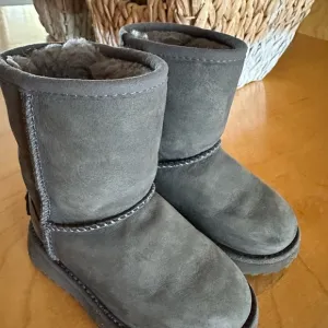 UGG toddler boots. Size 7. like new. Babies boots 2-3 years old. Boy or girl.