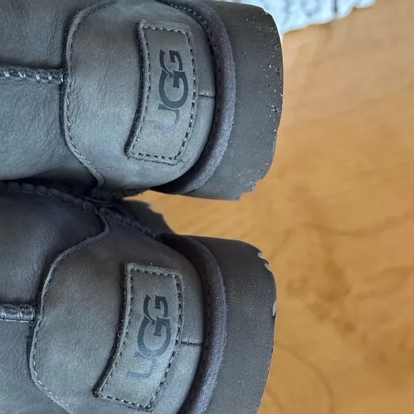 UGG toddler boots. Size 7. like new. Babies boots 2-3 years old. Boy or girl.