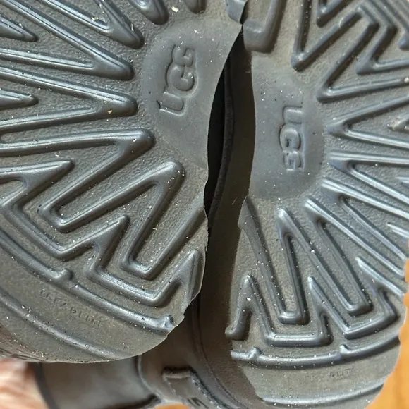 UGG toddler boots. Size 7. like new. Babies boots 2-3 years old. Boy or girl.