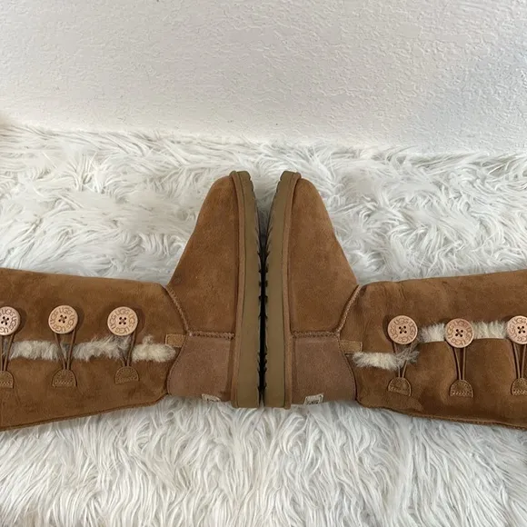 UGG Australia F27015G Bailey Button Triplet Fold Over Chestnut Boots Size 7