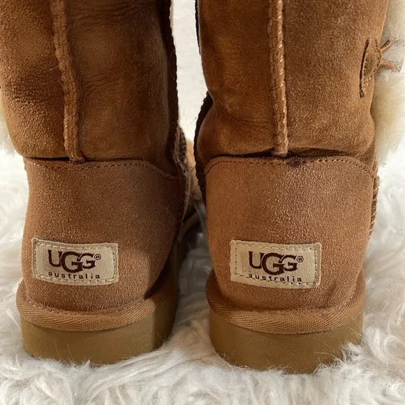 UGG Australia F27015G Bailey Button Triplet Fold Over Chestnut Boots Size 7