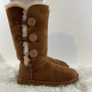 UGG Australia F27015G Bailey Button Triplet Fold Over Chestnut Boots Size 7