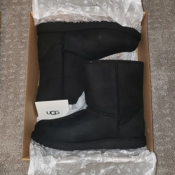 Uggs BIG KIDS Classic Weather Short Boots
