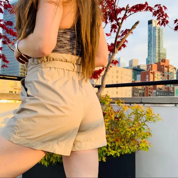 UNIQLO Women Drape Belted Shorts Elastic High Rise Mom Camp Tan Sand Ruffled