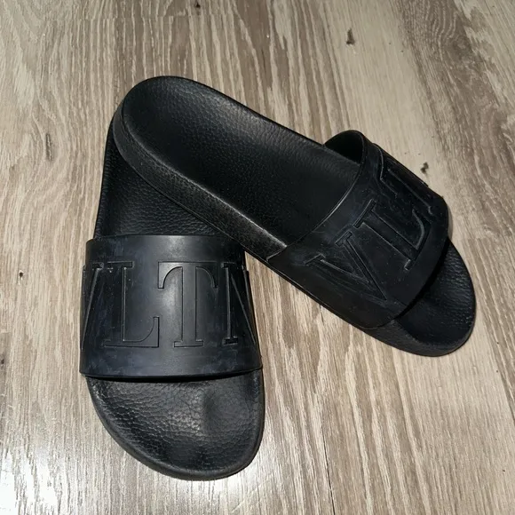 Valentino Garavani VLTN logo‎ slides