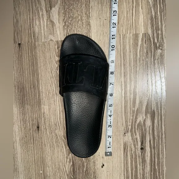 Valentino Garavani VLTN logo‎ slides