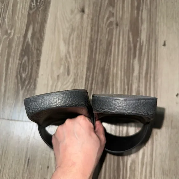 Valentino Garavani VLTN logo‎ slides