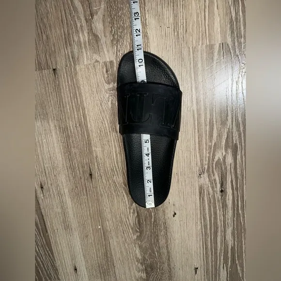 Valentino Garavani VLTN logo‎ slides