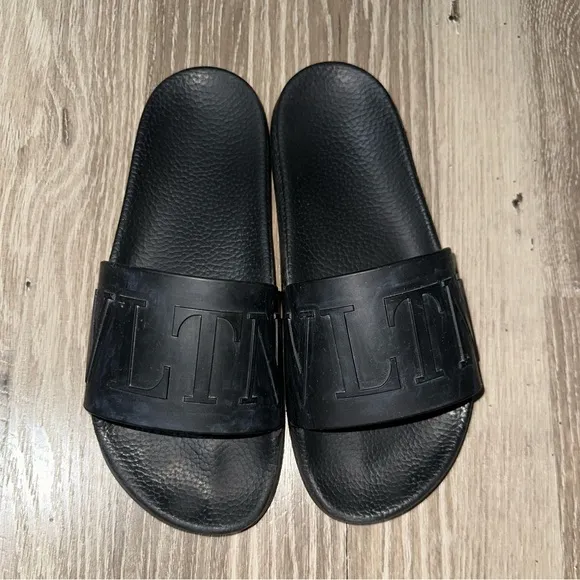 Valentino Garavani VLTN logo‎ slides