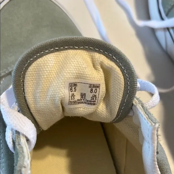 Vans Unisex Men's or Women’s Green Sneakers (NEW WITH OUT BOX no worn