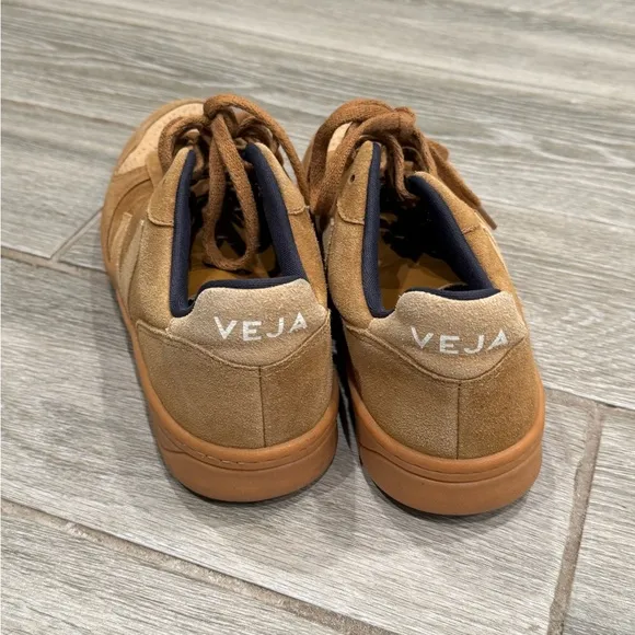 Veja Men's Brown Suede Sneakers. Panels: Suede Men’s size 8.5