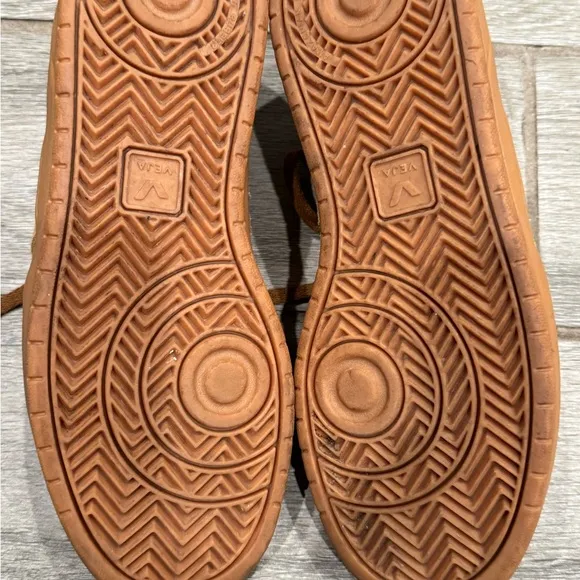 Veja Men's Brown Suede Sneakers. Panels: Suede Men’s size 8.5