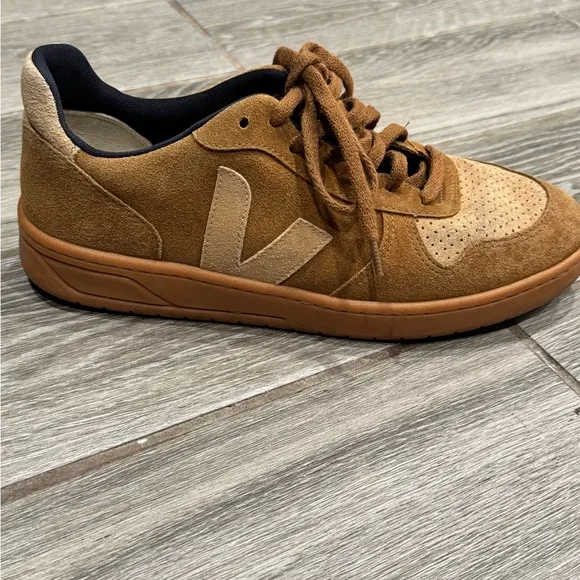 Veja Men's Brown Suede Sneakers. Panels: Suede Men’s size 8.5