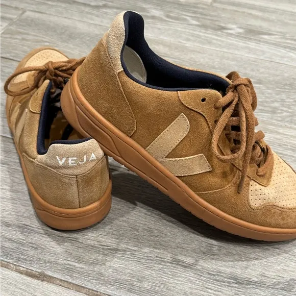 Veja Men's Brown Suede Sneakers. Panels: Suede Men’s size 8.5