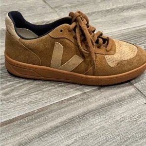 Veja Men's Brown Suede Sneakers. Panels: Suede Men’s size 8.5
