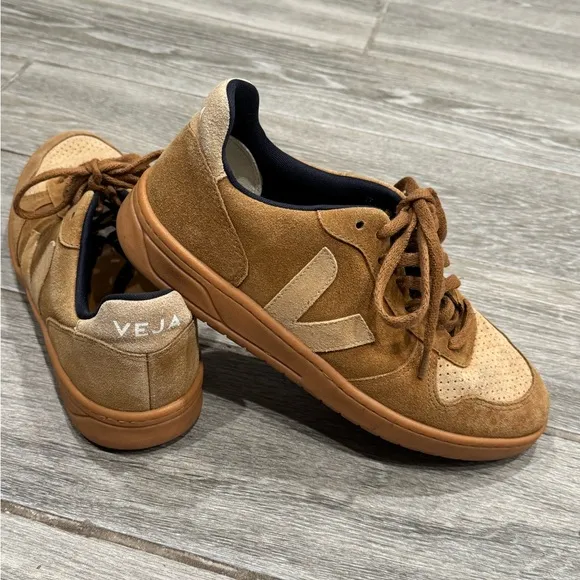 Veja Men's Brown Suede Sneakers. Panels: Suede Men’s size 8.5