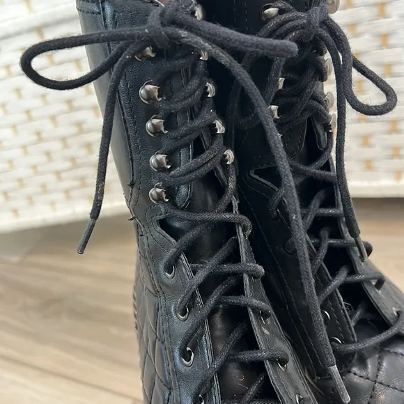 VINCE CAMUTO genu leather blac quilted combat boots