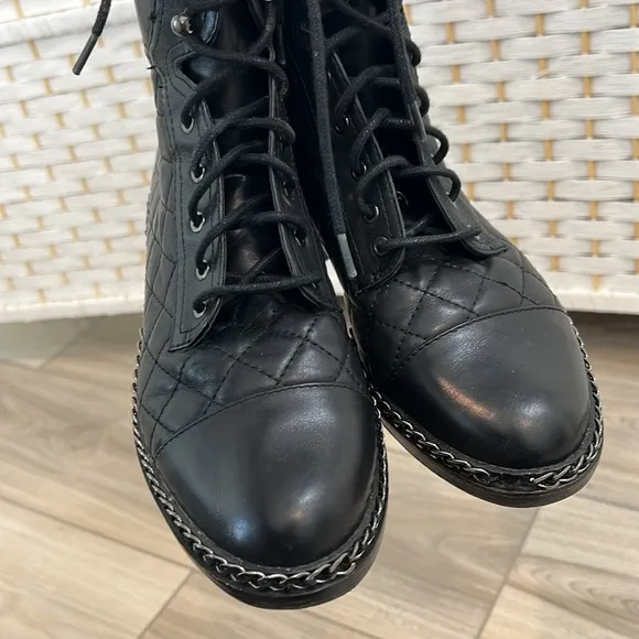 VINCE CAMUTO genu leather blac quilted combat boots